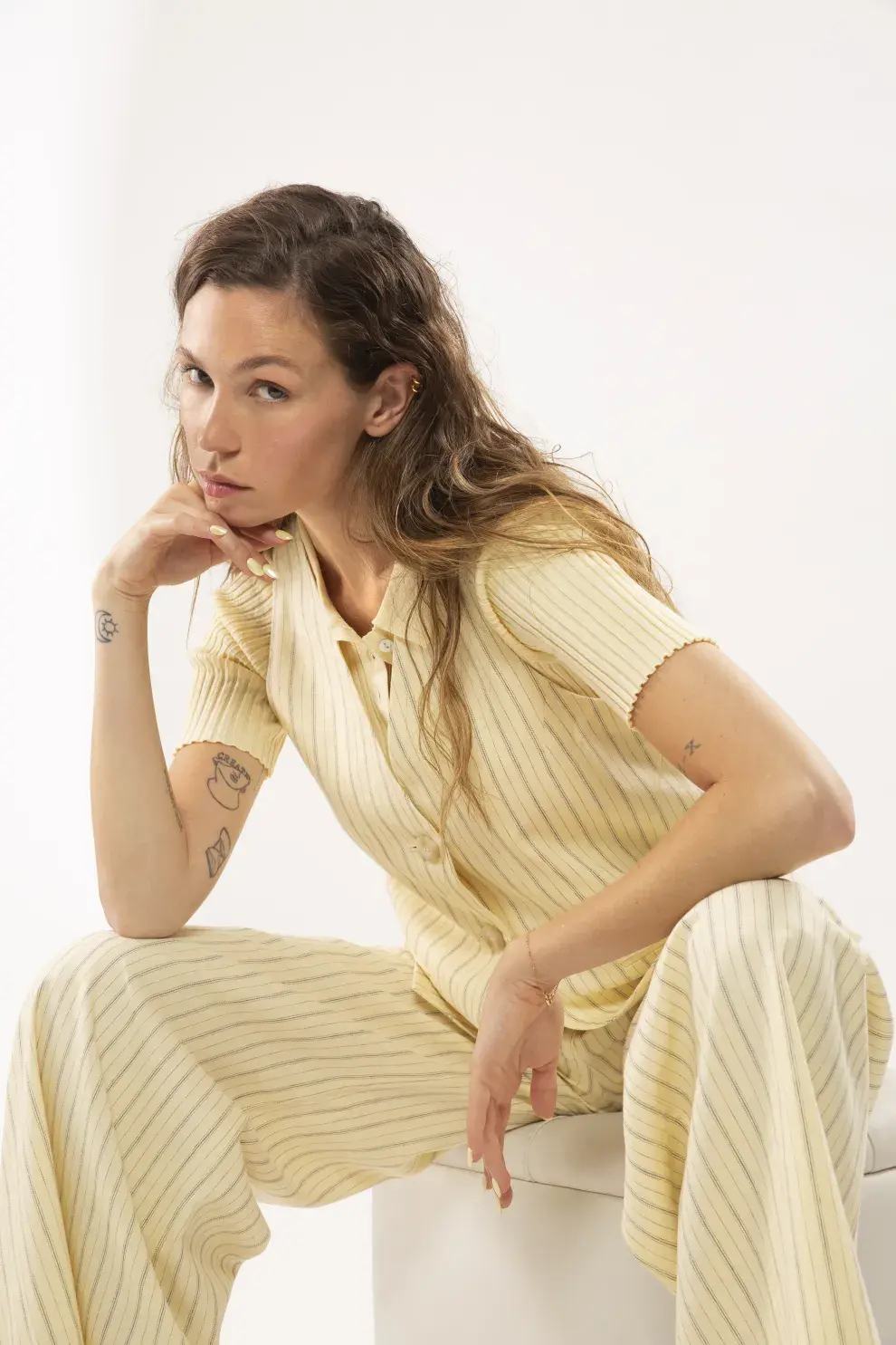 Chaleco, remera de punto de cuello polo, pantalón (DESIDERATA, $158.000, $64.800 Y $148.800).