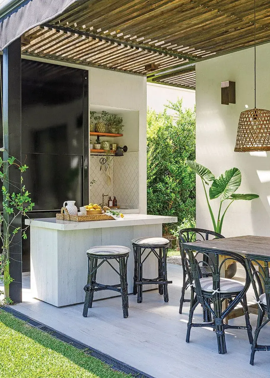 El mobiliario debe ser resistente a la intemperie y fácil de mantener.