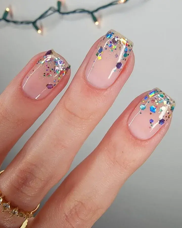 El diseño de uñas confetti es una tendencia que mezcla diversión y elegancia, adaptable a distintos estilos y ocasiones. 