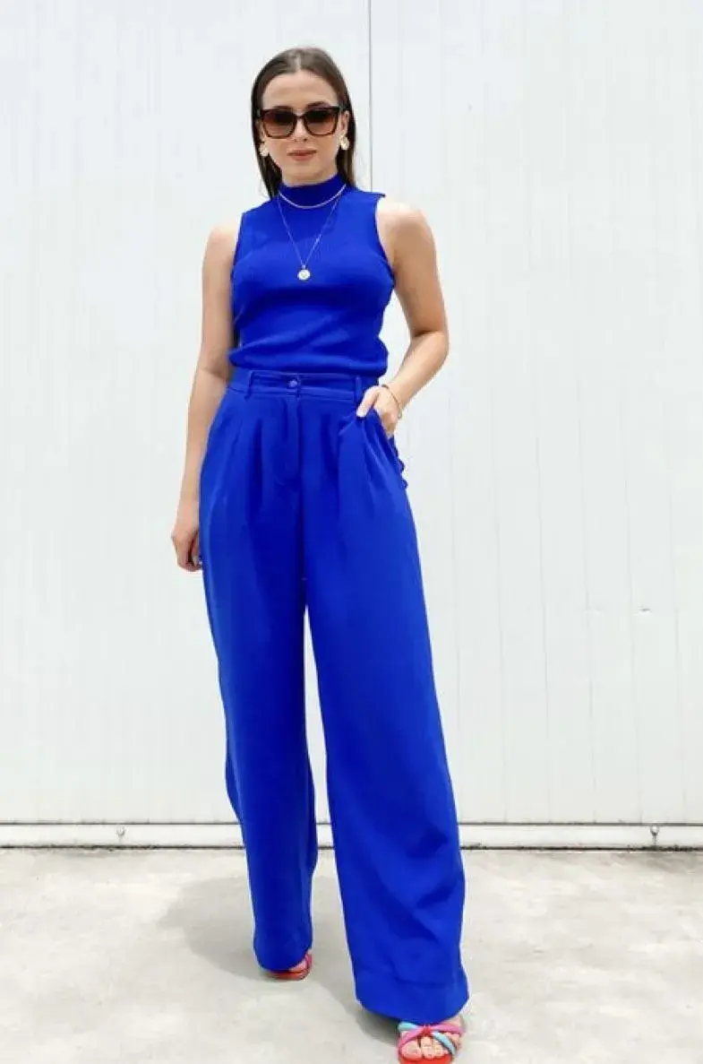 e adapta tanto a looks de oficina como a estilismos nocturnos, y aporta un aire sofisticado sin necesidad de accesorios excesivos.