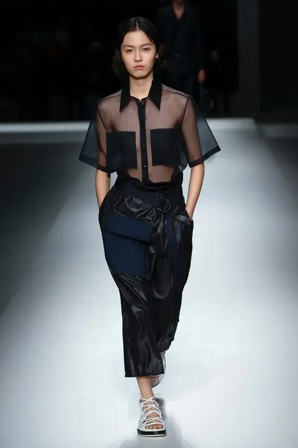 Camisas transparentes con bolsillos como elemento principal a la hora de "ocultar".