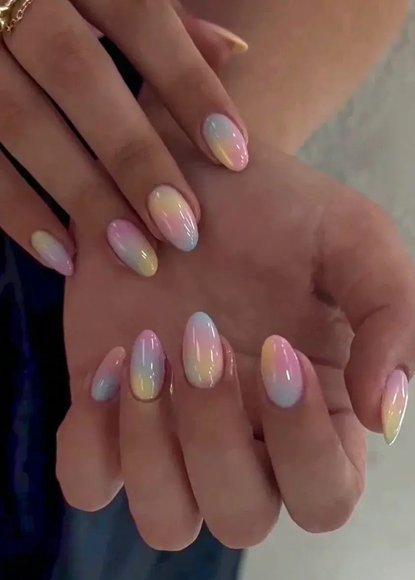 Inspiradas en los caramelos, combinan diseños divertidos, efecto gloss y tonos cálidos que van del nail art más jugado a las versiones más sutiles.