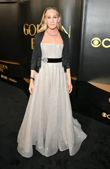 Parker apareció envuelta en un vestido metálico que parecía brillar con luz propia, un diseño de Paolo Sebastian que combinó elegancia clásica con un toque contemporáneo absolutamente irresistible.