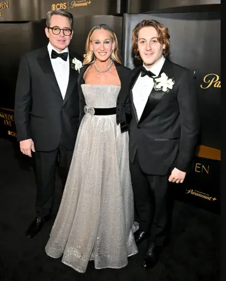 El vestido strapless, de corte impecable y efecto etéreo, llevó el brillo de la alfombra roja a otro nivel, reflejando cada flash con una sofisticación absoluta