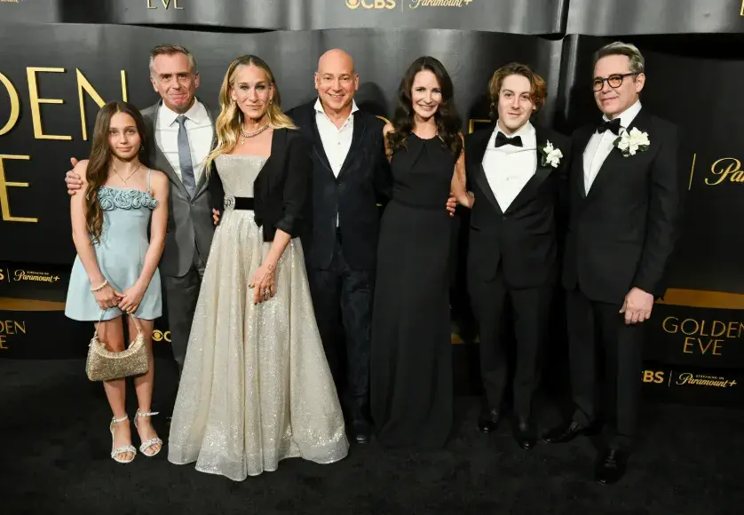 El vestido strapless, de corte impecable y efecto etéreo, llevó el brillo de la alfombra roja a otro nivel, reflejando cada flash con una sofisticación absoluta