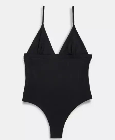 Traje de baño entero (Awada, $87,000)