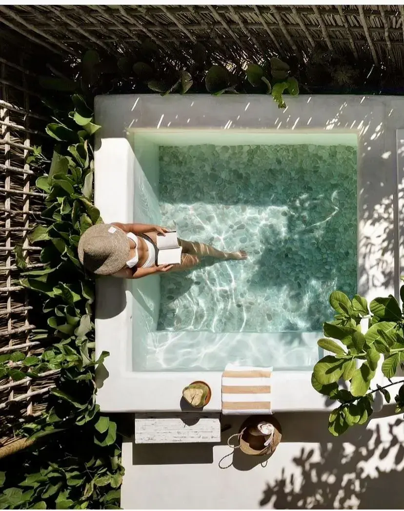 os blancos intensos quedan en segundo plano y dan paso a tonos arena, beige, gris claro y verdes suaves, que logran un efecto visual más orgánico y sofisticado.