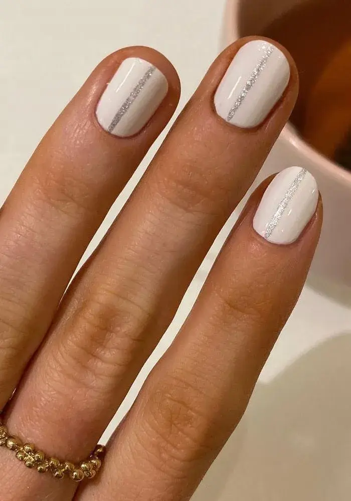 Uñas blancas decoradas: la manicuría simple perfecta para el verano