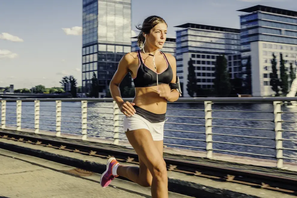 Foto de mujer entrenando en verano.