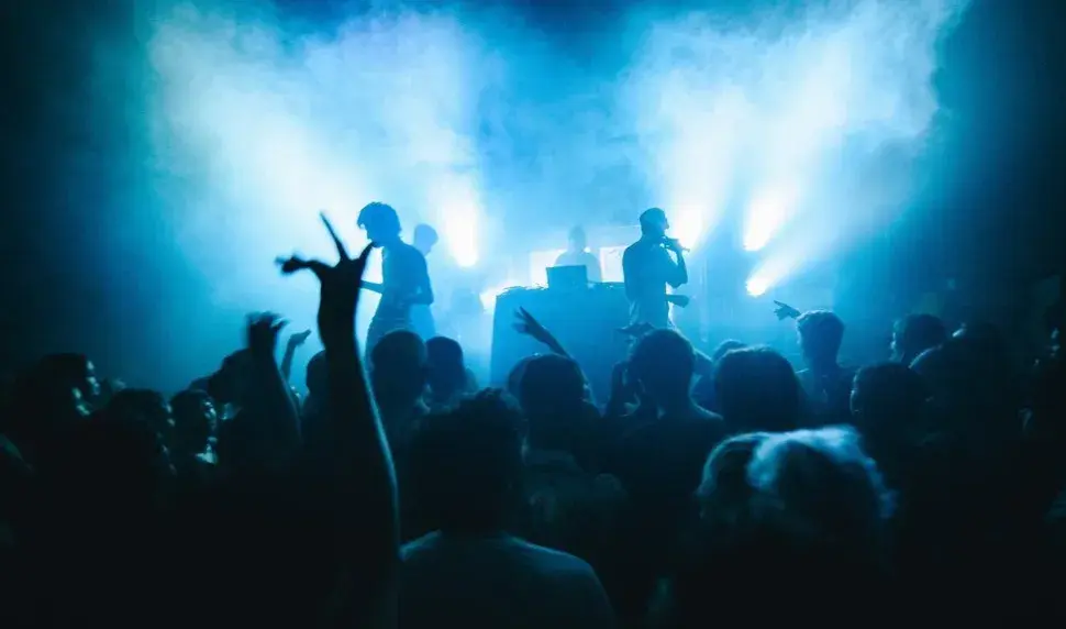 En Club TRI te encontrás con público local y visitante, donde la búsqueda por cultura under y alternativa tiene un lugar protagonista.