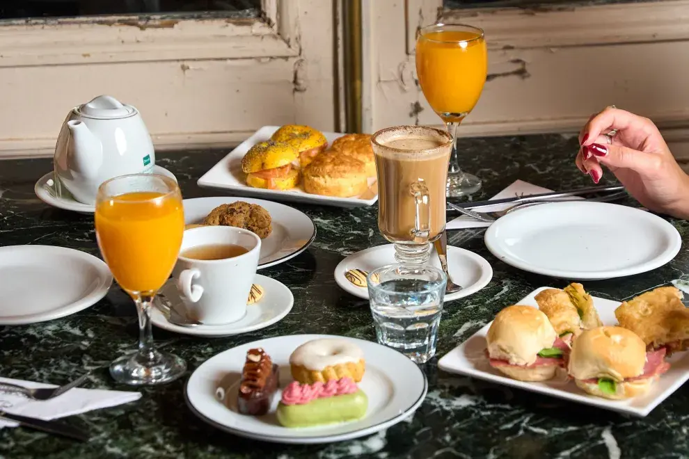 Croque Madame se presenta como una propuesta integral que combina cocina cuidada, cafetería de calidad y servicio continuo dentro de un entorno patrimonial emblemático