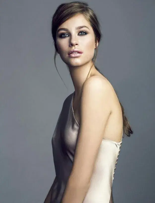 Recogidos bajos, bien ajustados y sin frizz, que afinan las facciones y funcionan tanto para el día como para la noche.