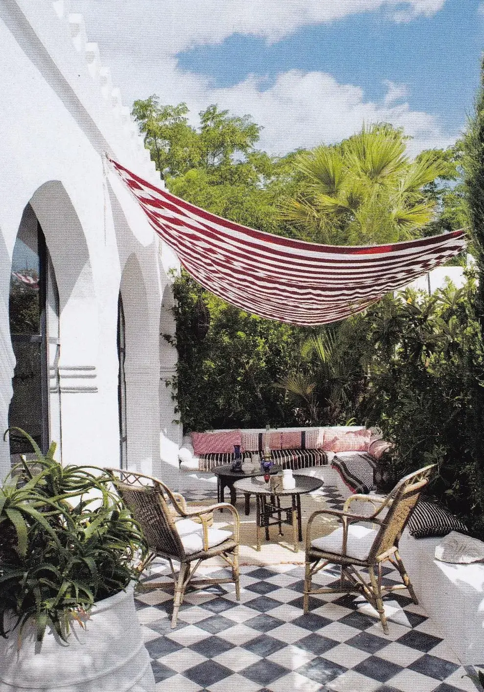 Diseñar un balcón con toldo es apostar por el confort sin resignar estilo