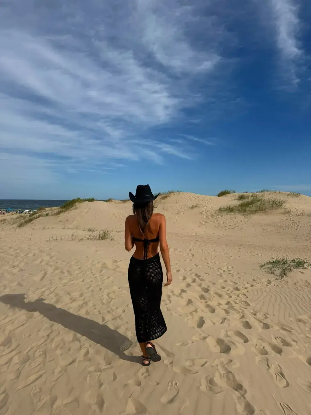 Pampita con un vestido crochet y gorro a tono