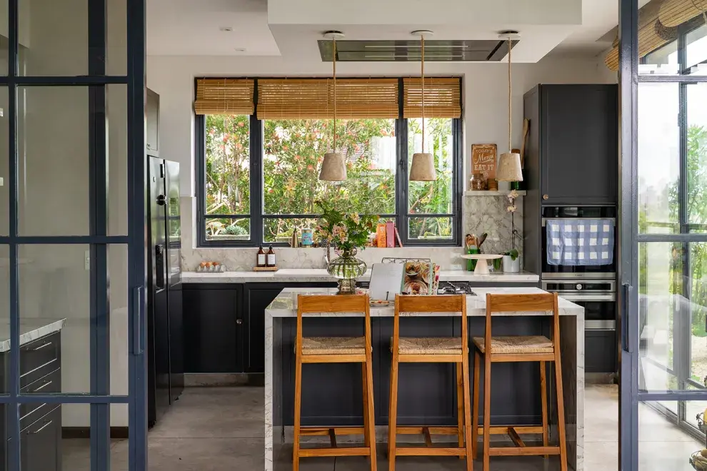 Si bien la cocina está integrada, tiene puertas corredizas de vidrio repartido que permiten cerrarla.