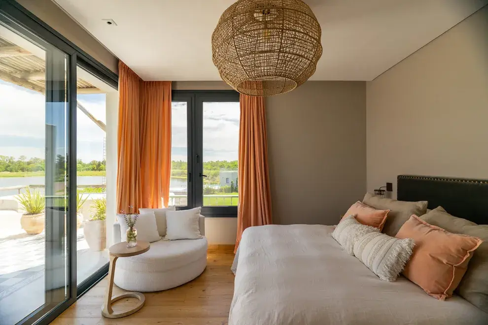 en su dormitorio, Eligió mobiliario de Le Ruelle y ropa de cama de Zara Home.