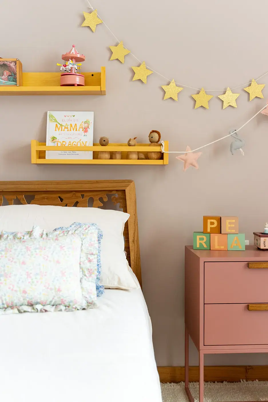 “Es una habitación muy femenina, porque Perla es muy coqueta”, dice Mariu. Eligió materiales nobles, colores cálidos y detalles en distintas tonalidades de rosa.
