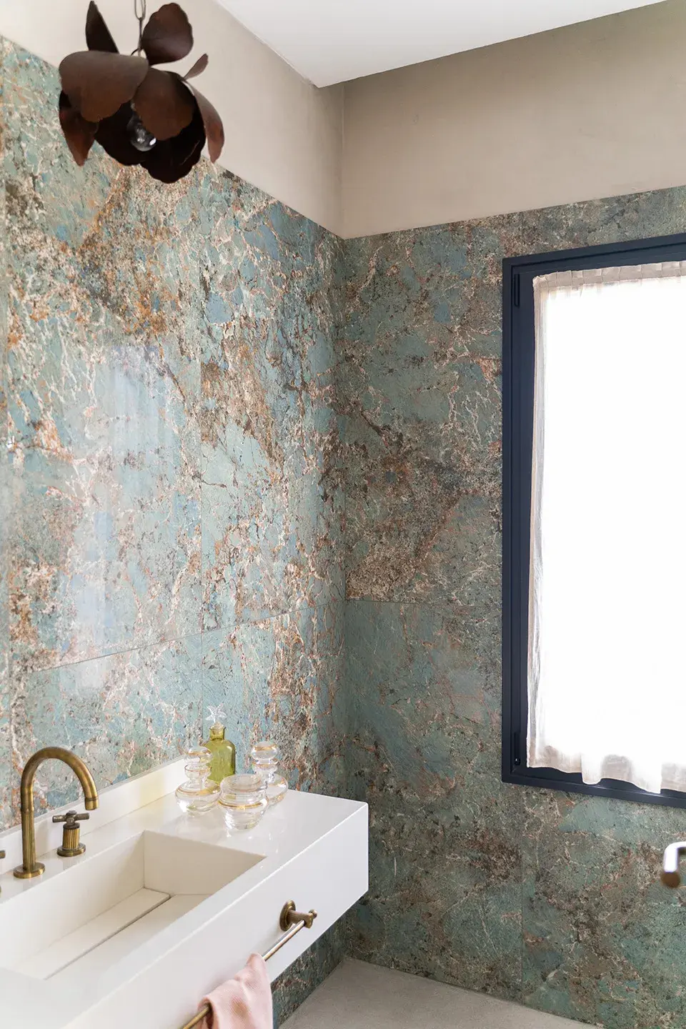 El baño del cuarto de Perla.