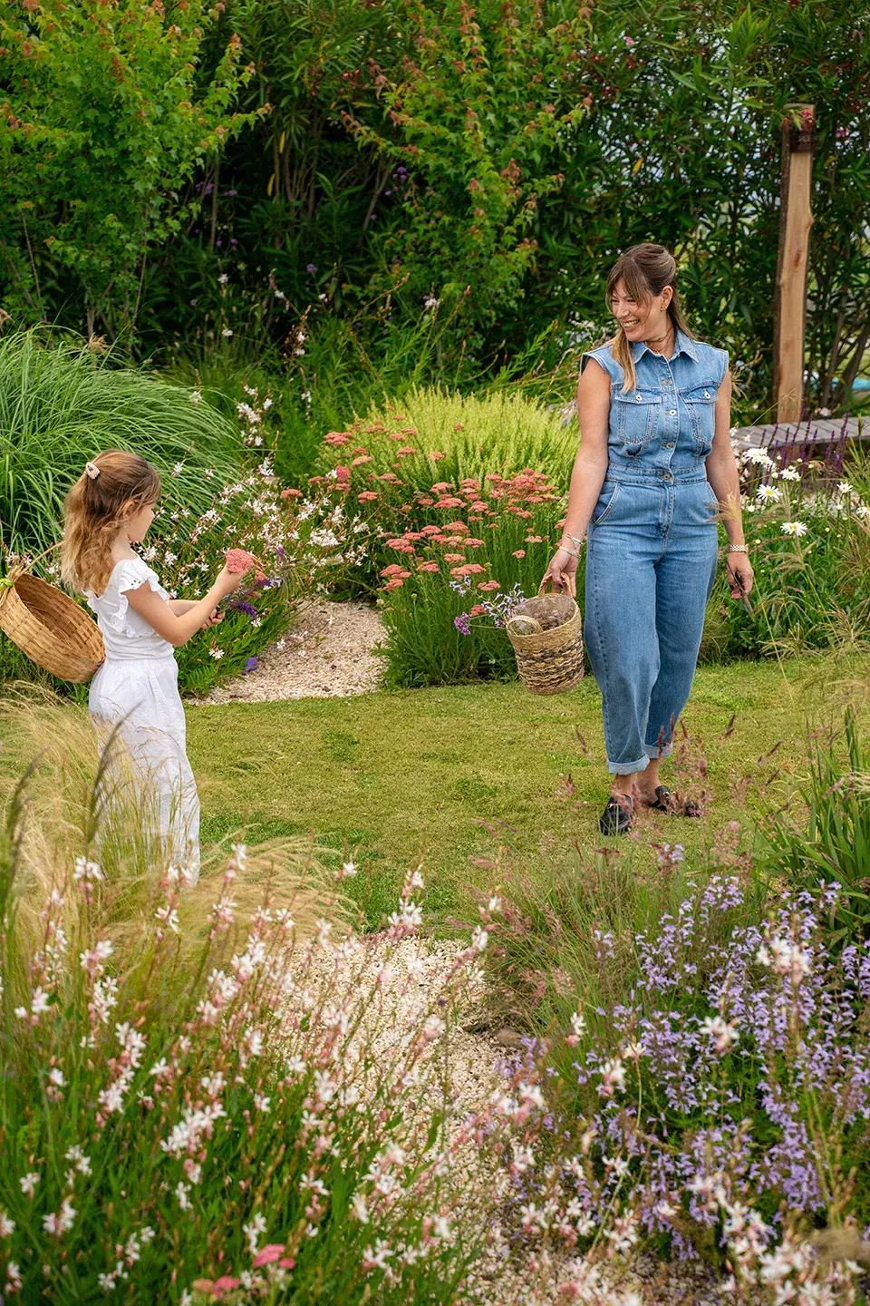 Con Perla juntando flores del jardín. Un momento que le trae recuerdos de su infancia y le genera nuevos con su hija.