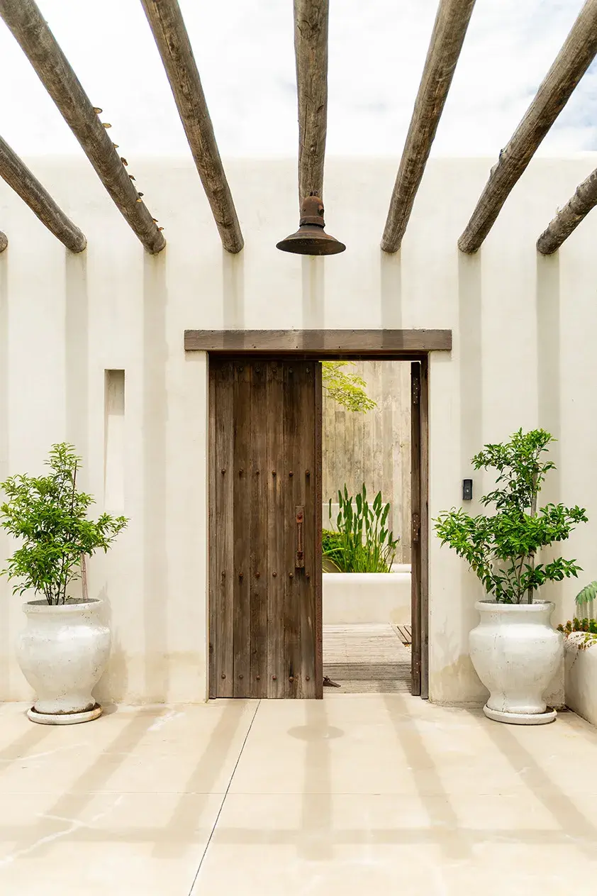 “La puerta fue una elección inspirada en las casas mediterráneas”, cuenta. Se la encargó a un chatarrero, al igual que la galponera que cuelga en la entrada.