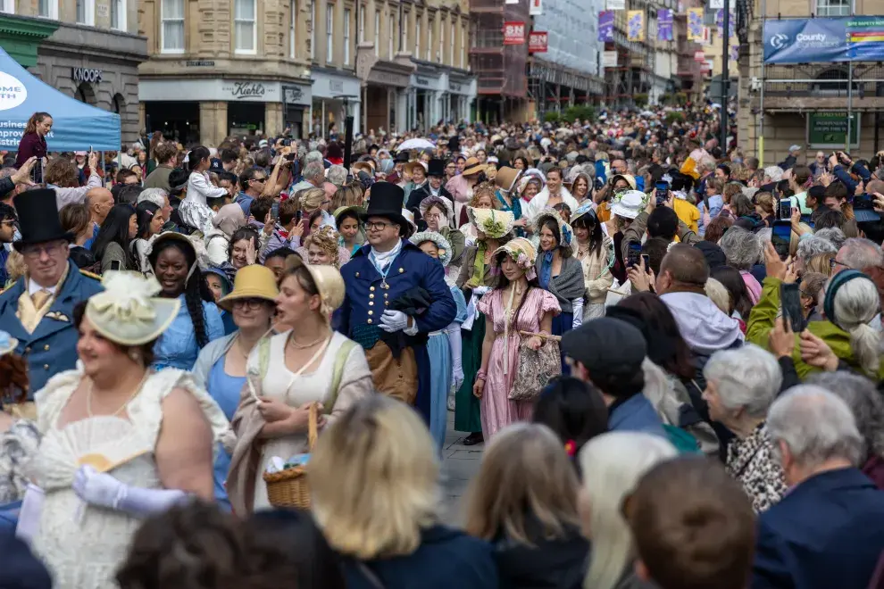 Foto de un desfile en homenaje a Jane Austen en Bath.