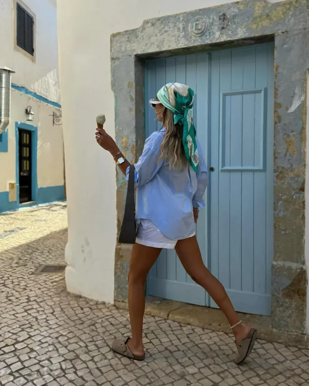 El nuevo foco está puesto en la dolce vita, una estética que toma lo mejor del verano europeo y lo traduce en looks relajados y con mucha actitud.