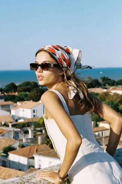 No se trata de sumar todo junto, sino de elegir uno o dos elementos y dejar que el look respire.