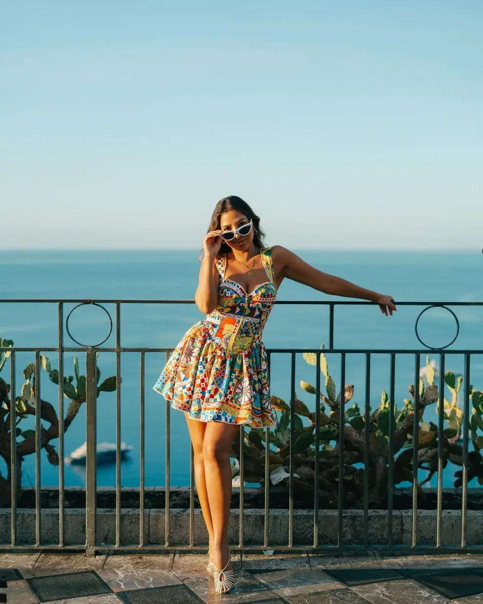 Flores, lunares, rayas y cuadrillé aparecen en vestidos, blusas, faldas y hasta en trajes de baño.