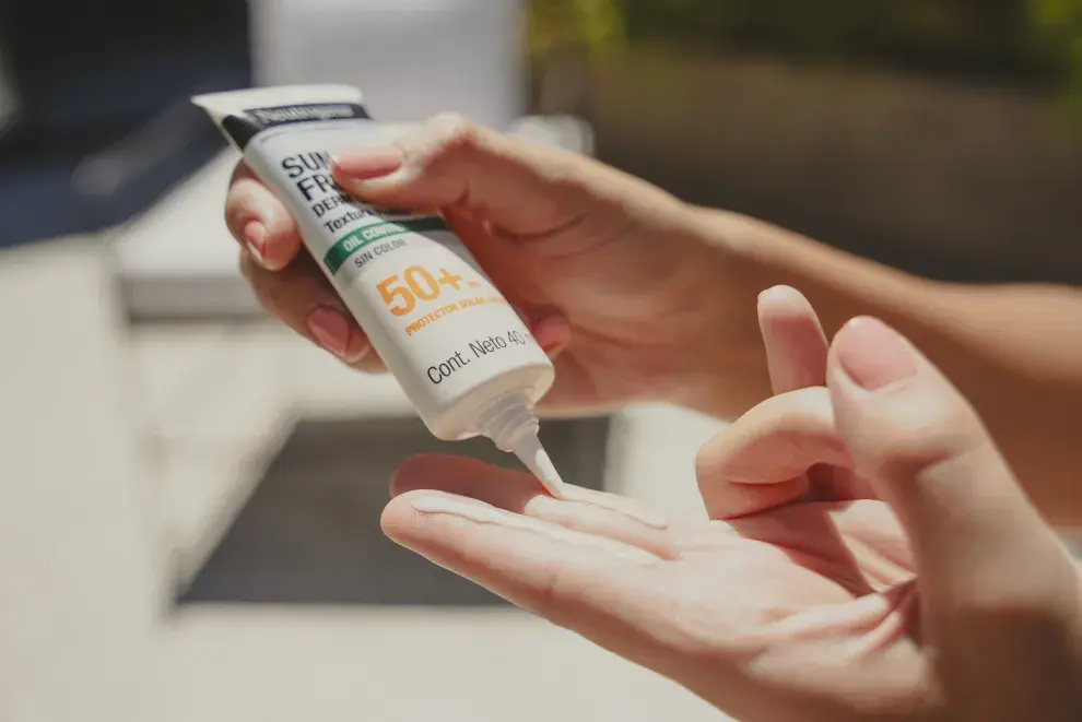 Con textura ultra fluida y toque seco.