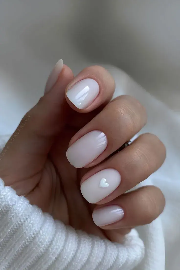 Uñas blancas decoradas: la manicuría simple perfecta para el verano