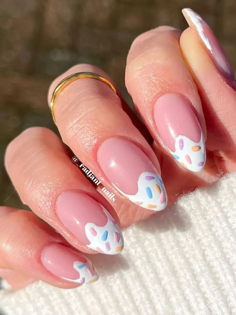 Se trata de una tendencia que combina colores suaves, diseños minimalistas y ornamentos delicados.