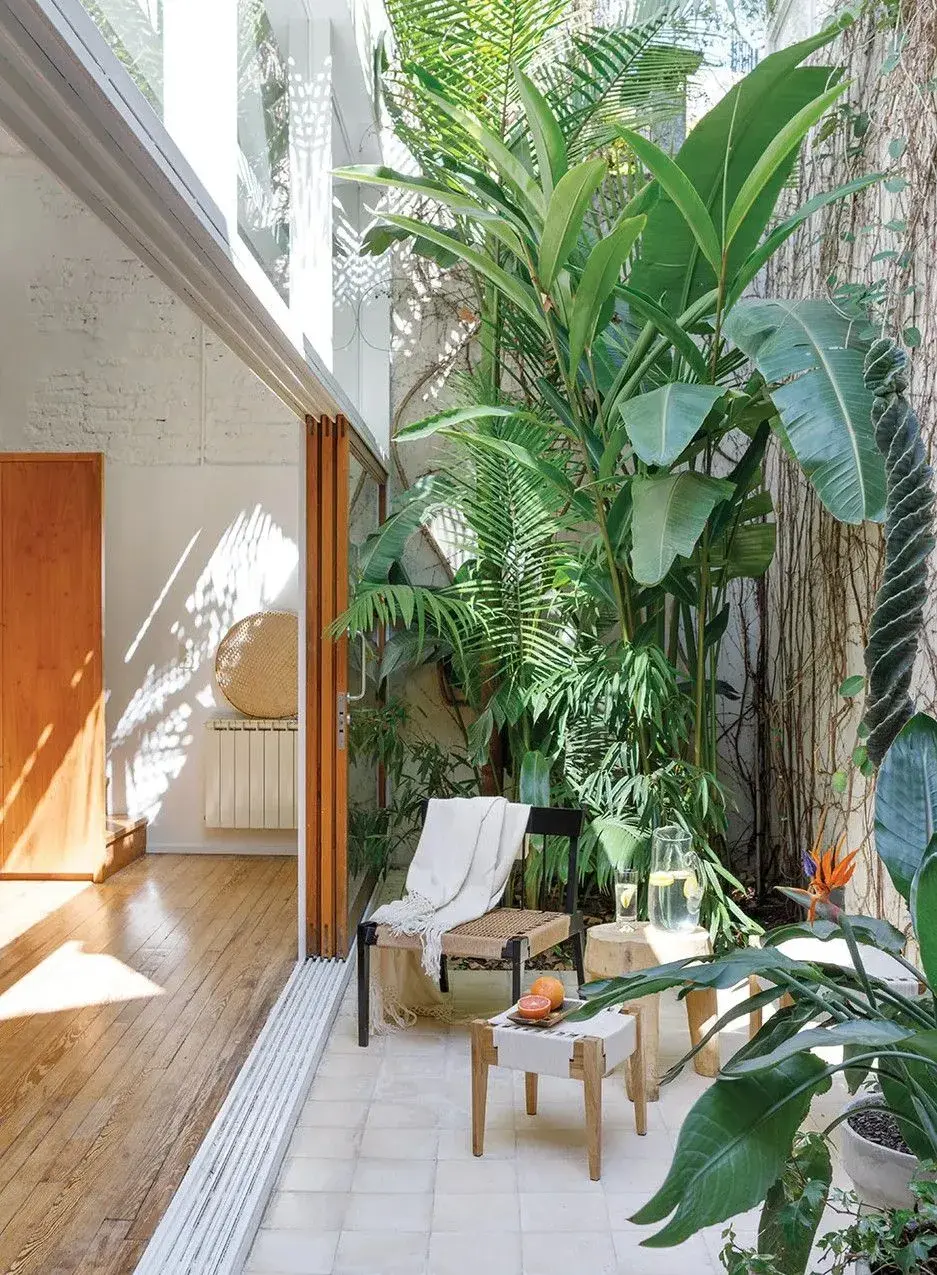 Apostar por muebles cómodos, con líneas similares a las del living, refuerza la idea de continuidad.