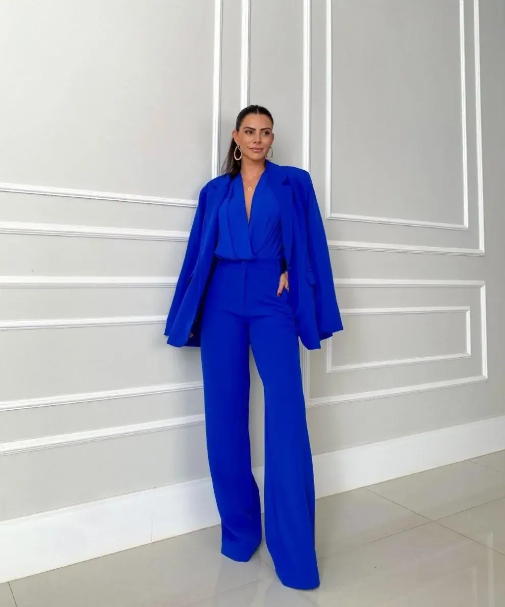 Aunque es un color llamativo, el azul cobalto funciona como un neutro moderno.