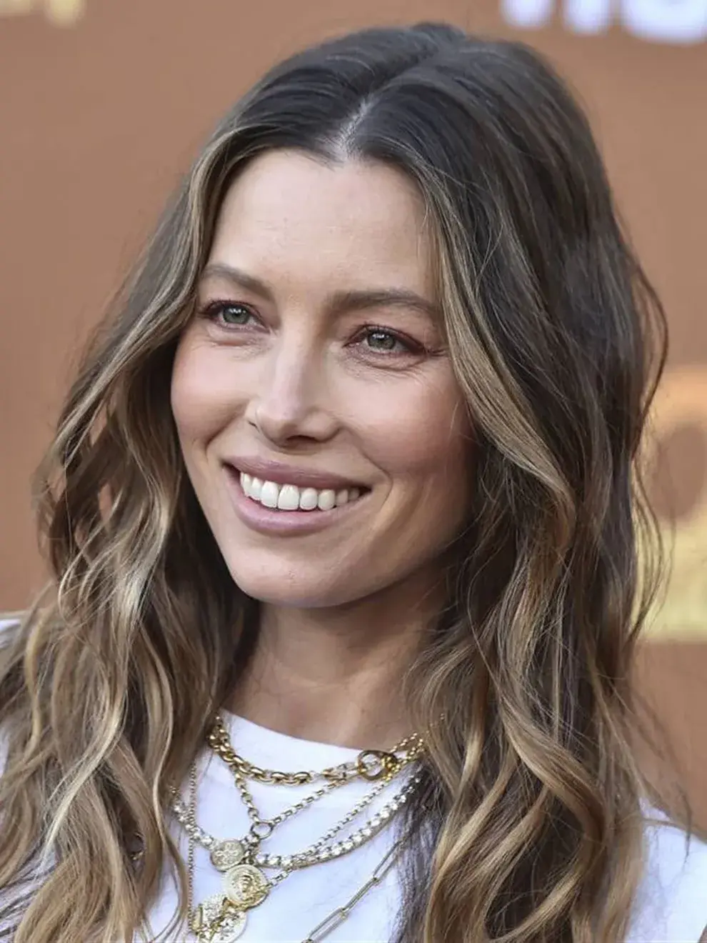 Este look se trata de dejar que tu textura natural brille con suavidad