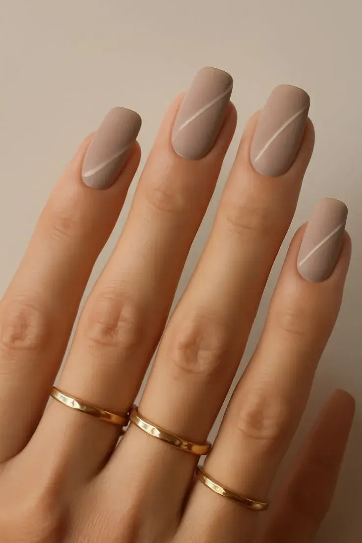 Su silueta recta y limpia no solo tiene un aire moderno, sino que también funciona como un lienzo ideal para los esmaltes y acabados que predominan durante los meses fríos.