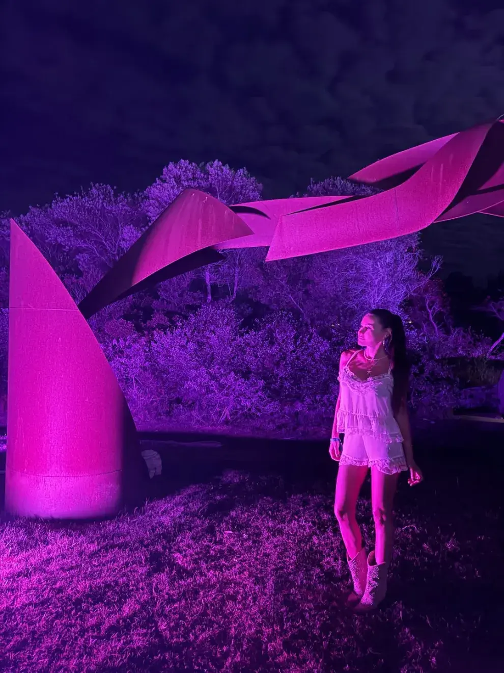 Para esta ocasión, Pampita eligió un body negro con cuello redondo, acompañado por una falda ajustada con detalles metálicos que marcó su figura y aportó una dosis extra de estilo.Para esta ocasión, Pampita eligió un body negro con cuello redondo, acompañado por una falda ajustada con detalles metálicos que marcó su figura y aportó una dosis extra de estilo.