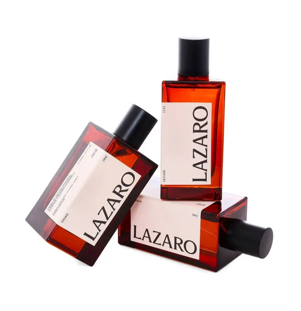 La línea de perfumes unisex de Lázaro está compuesta por tres fragancias exclusivas: Ámbar, Vetiver y Cedro ($64.900)
