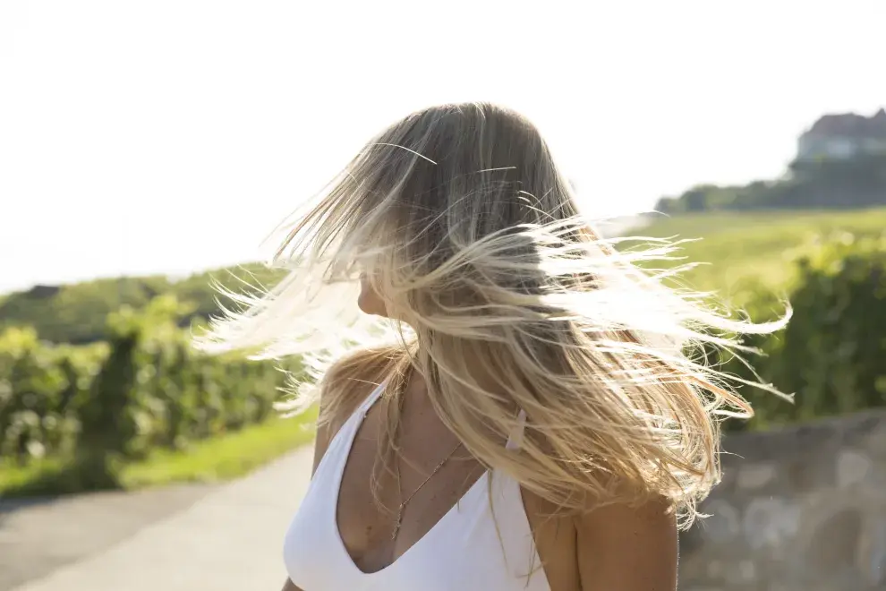 Cuidado del cabello en verano: cómo proteger el pelo del sol, el cloro y el mar