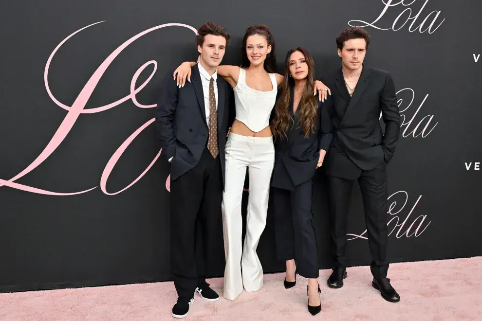 En una serie de publicaciones en Instagram, el hijo de David y Victoria Beckham afirmó que ha vivido “años de silencio” mientras sus padres supuestamente manejaban la narrativa familiar a través de la prensa