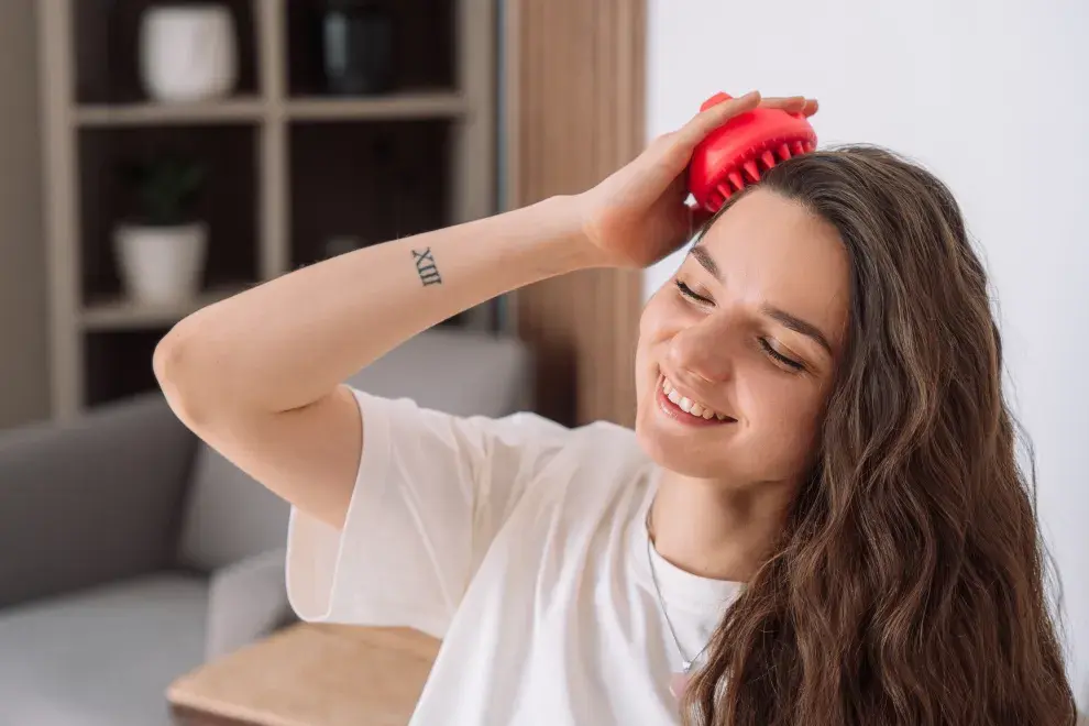 Cómo peinarte antes de dormir para cuidar el cabello