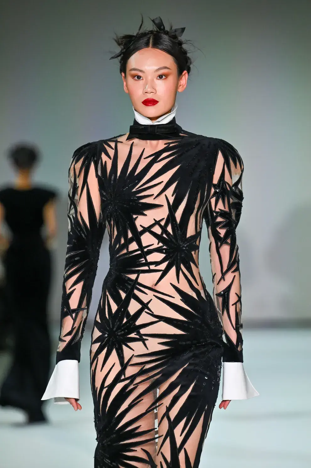 Organizada por la Federación de la Alta Costura y de la Moda (FHCM), la agenda oficial reúne presentaciones en distintos puntos de la ciudad y confirma que la costura sigue siendo un espacio de libertad creativa.