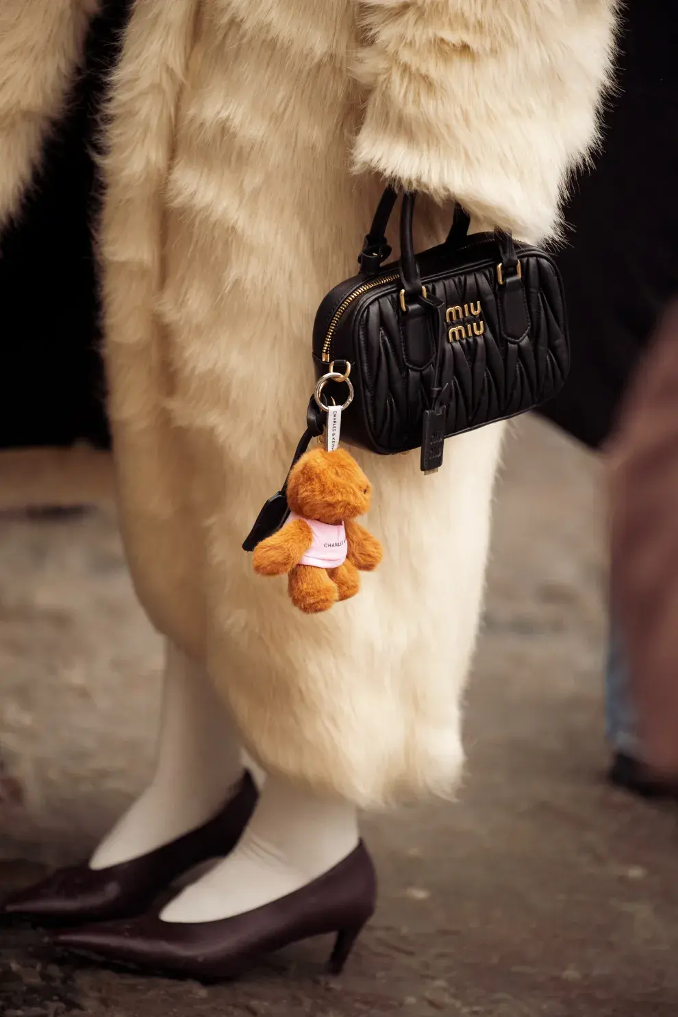 n bolso simple puede volverse protagonista con solo sumar los charms adecuados. 