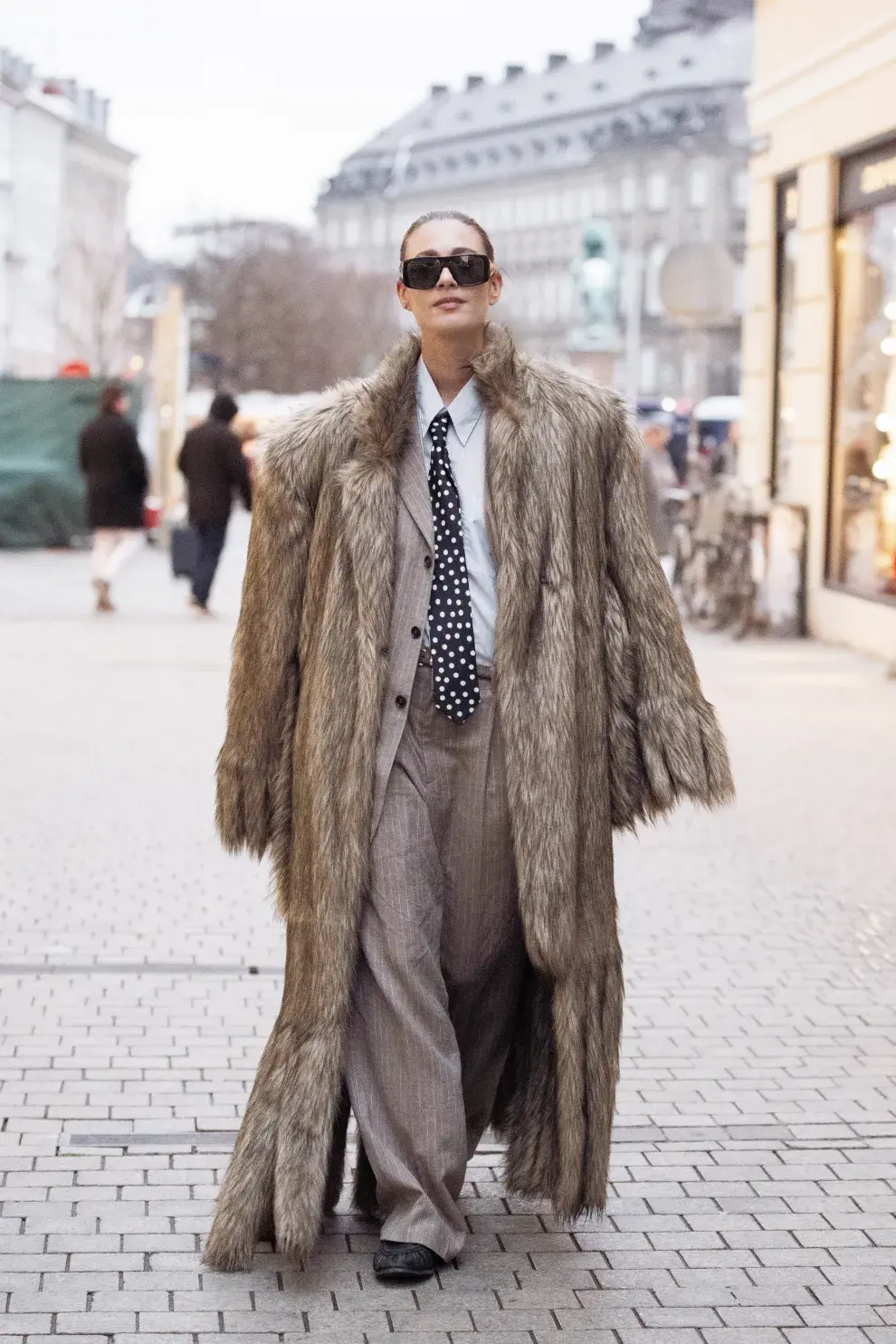  Zapatos, gorros, bolsos o corbatas: cualquier accesorio es válido para sumar estampa y elevar un look neutro sin esfuerzo.