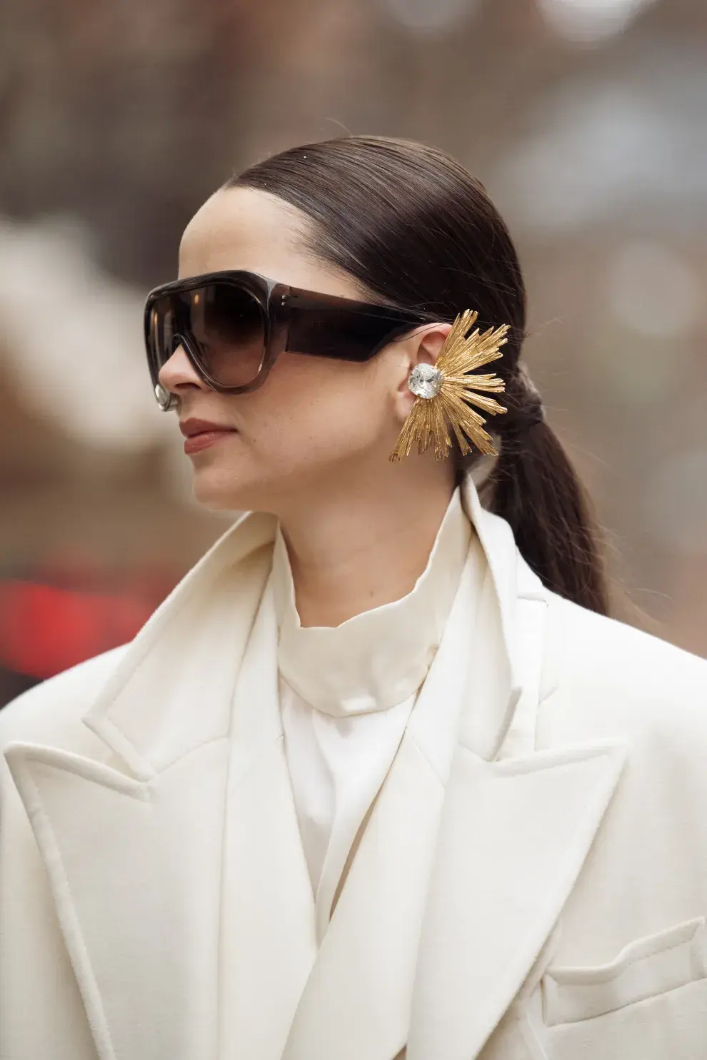 Los anteojos XL se repiten en casi todos los outfits del street style. 