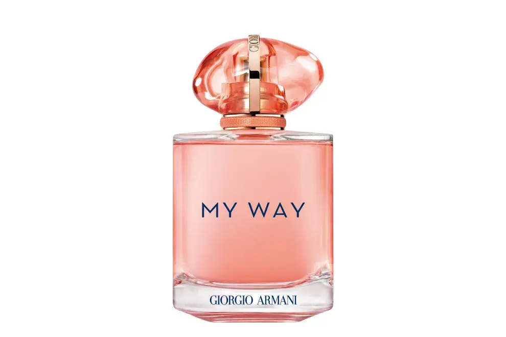 Una luminosa fragancia floral afrutada que irradia vibrante optimismo y captura la esencia de una mujer auténtica y libre.($Giorgio Armani My Way Ylang  x 90 ml $335.000)