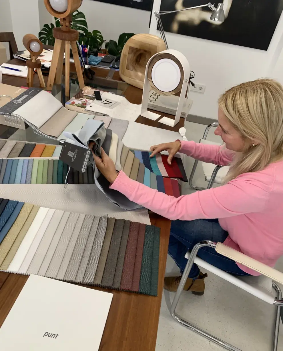 Mariel Murias muestra la paleta de colores del Método MUMA.