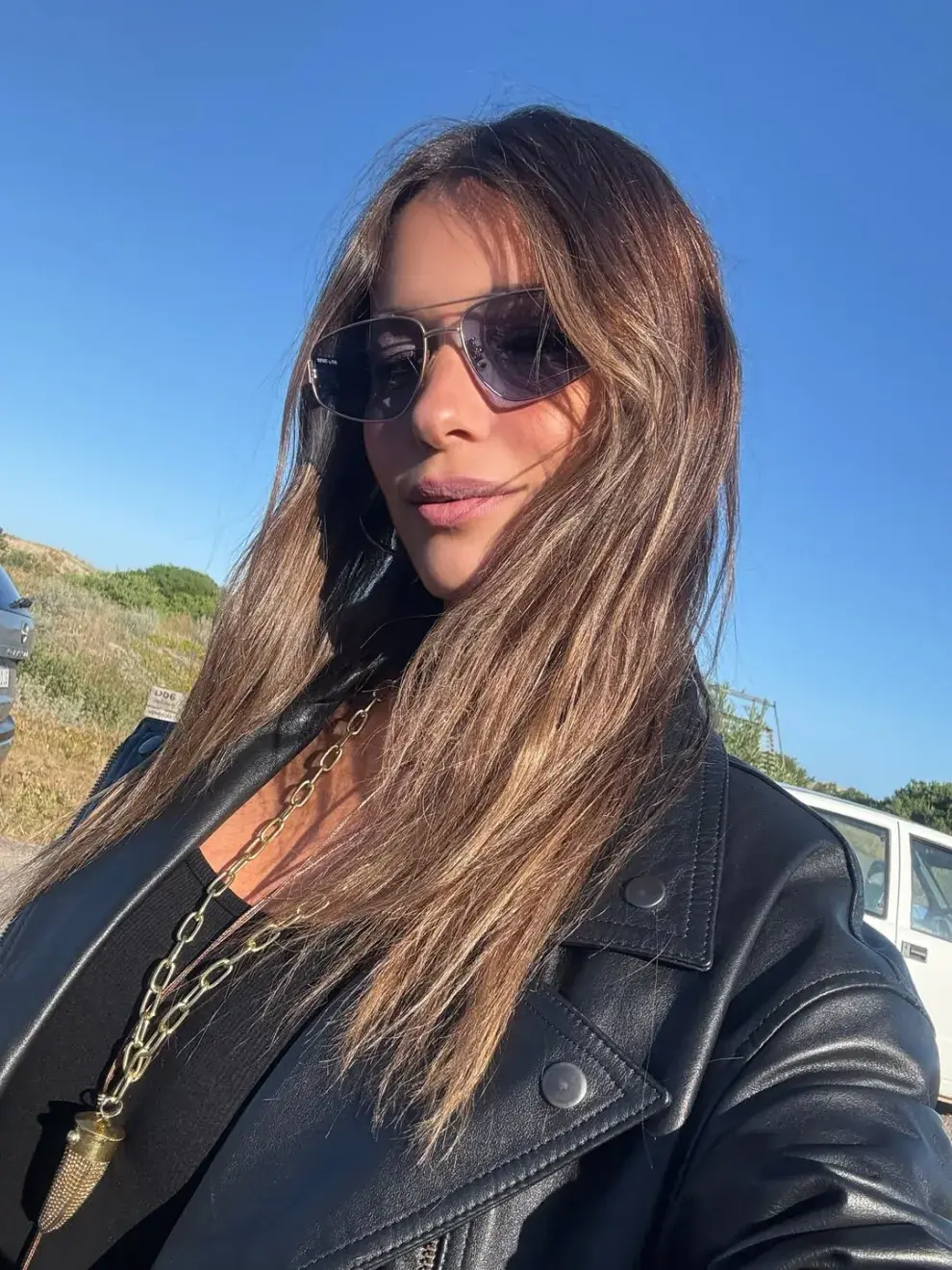 Pampita sumó un toque inesperado al outfit con botas de cuero, un accesorio que se convirtió en uno de los ítems más vistos de la temporada esteña.