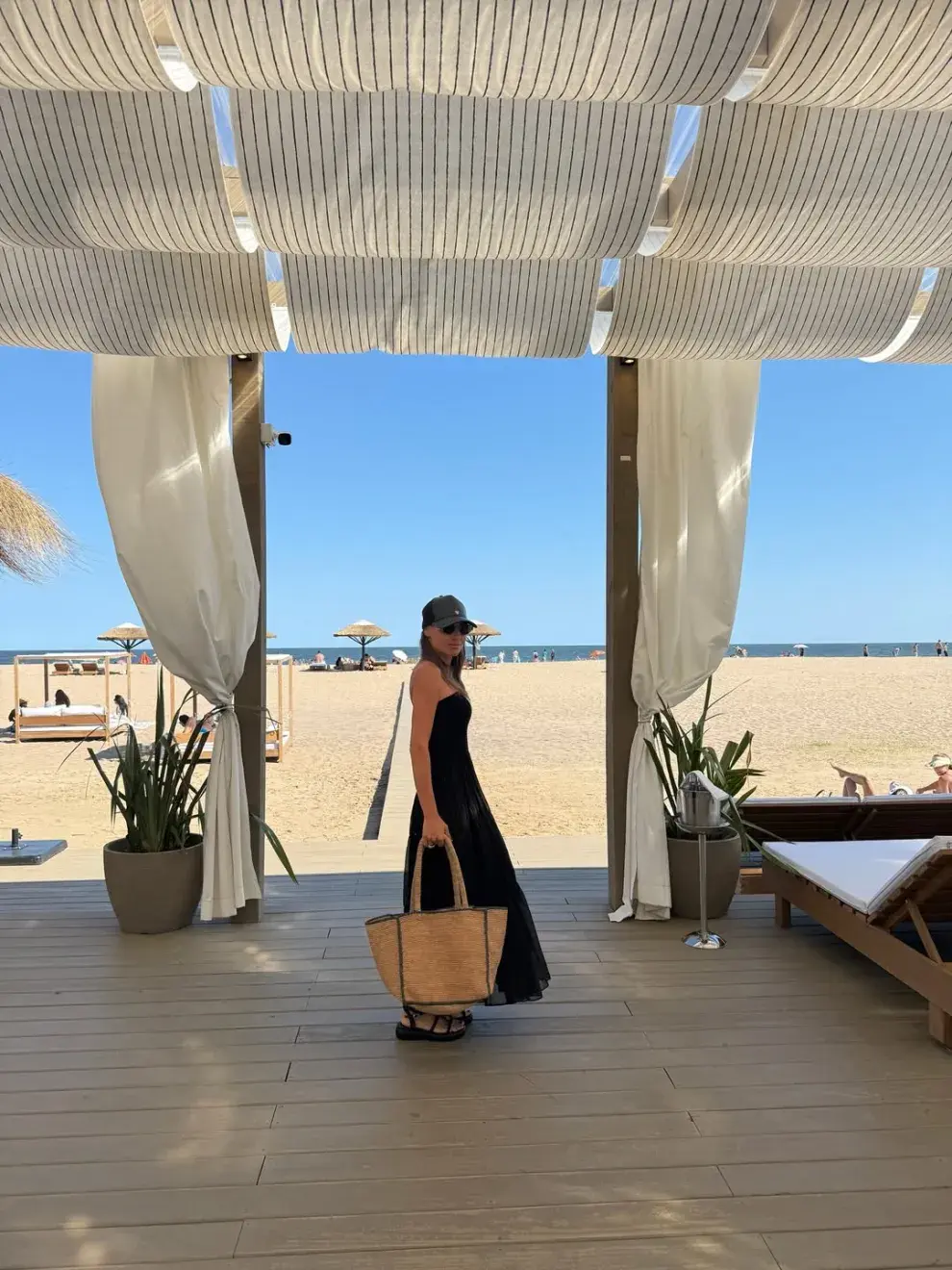 Con look total black, Pampita impactó en el verano esteño