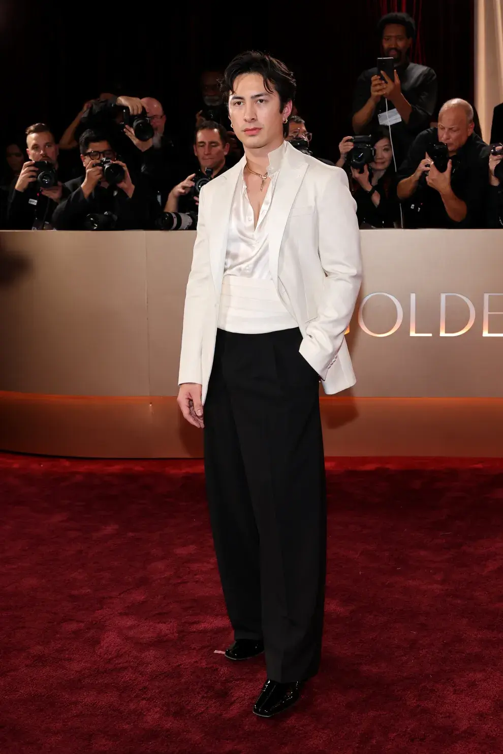 Hudson Williams, protagonista de la serie Heated Rivalry, en la alfombra roja de los Golden Globes 2026.