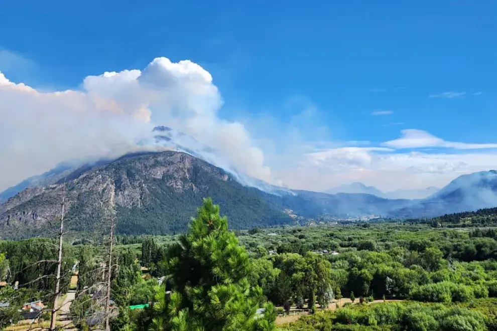 Un grave incendio forestal iniciado el lunes por la tarde en Puerto Patriada, en jurisdicción de El Hoyo (Chubut)